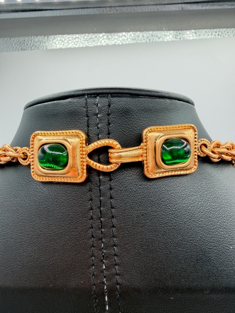 CHANEL Vintage Rare Gripoix 97A Necklace with Red and Green Cabochons - Picture 7 of 13
